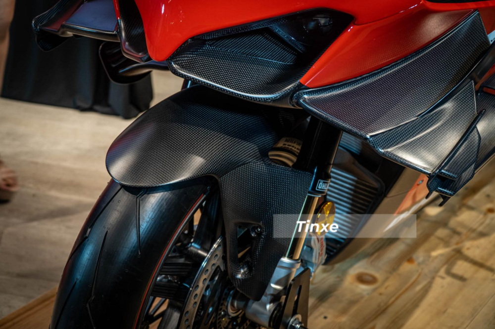  Ducati Superleggera V4 l&agrave; mẫu xe thương mại duy nhất tr&ecirc;n thị trường được trang bị khung sườn, c&agrave;ng sau v&agrave; bộ v&agrave;nh bằng sợi carbon si&ecirc;u nhẹ, tất cả những chi tiết tr&ecirc;n đ&acirc;y đ&atilde; gi&uacute;p cho trọng lượng kh&ocirc; của xe Ducati Superleggera V4 đạt con số l&yacute; tưởng 159 kg.