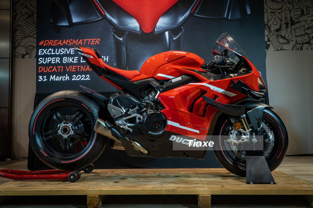 Tại thị trường nước ngo&agrave;i, si&ecirc;u m&ocirc; t&ocirc; giới hạn Ducati Superleggera V4 c&oacute; gi&aacute; b&aacute;n khởi điểm chỉ từ 2,2 tỷ đồng, số tiền n&agrave;y c&oacute; thể gi&uacute;p kh&ocirc;ng &iacute;t người sở hữu từ 2 đến 3 xe thể thao đẹp mắt như Ford Mustang, Porsche 718 Boxster hay đủ mua Porsche 911 2022. Tuy nhi&ecirc;n, đ&acirc;y l&agrave; gi&aacute; xe tại nước ngo&agrave;i, c&ograve;n khi Ducati Superleggera V4 cập bến Vi&ecirc;t Nam, Minh Nhựa được cho l&agrave; đ&atilde; chi ra số tiền 5,8 tỷ đồng để sở hữu.