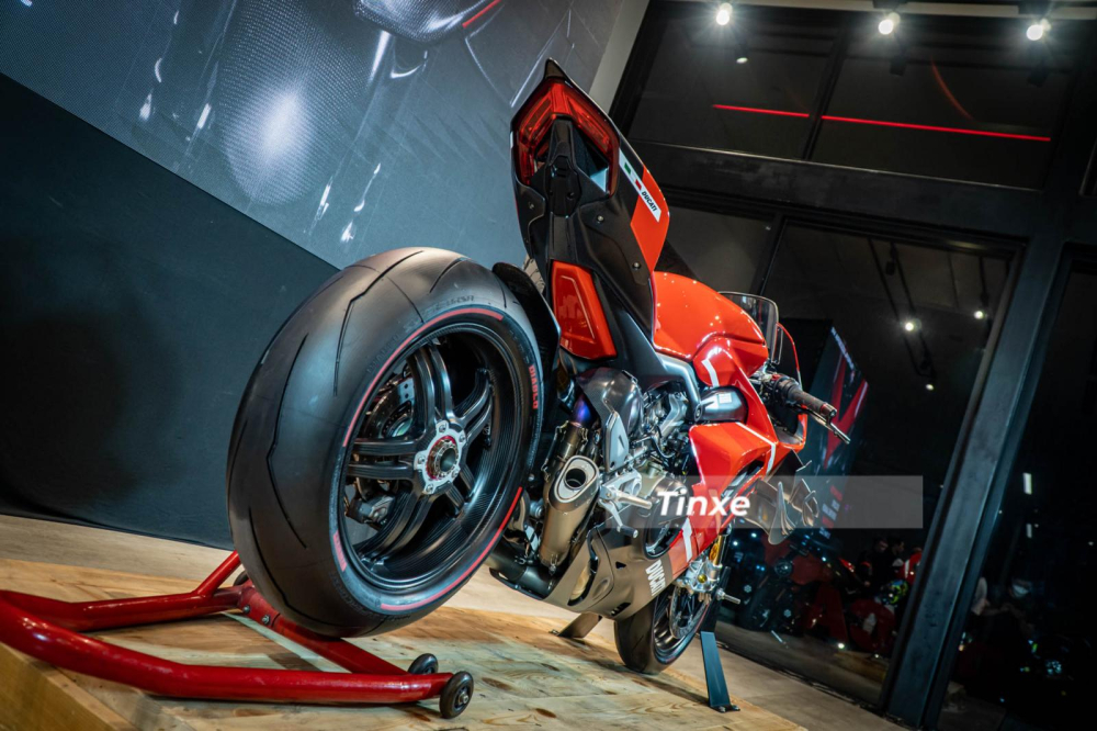 Superleggera V4 thừa hưởng những c&ocirc;ng nghệ xe đua đ&igrave;nh đ&aacute;m nhất của h&atilde;ng xe Ducati hiện nay, c&ugrave;ng với đ&oacute; l&agrave; việc sản xuất giới hạn 500 chiếc, n&ecirc;n Minh Nhựa chi ra số tiền 5,8 tỷ đồng chưa bao gồm chi ph&iacute; lăn b&aacute;nh để sở hữu si&ecirc;u m&ocirc; t&ocirc; n&agrave;y kh&ocirc;ng c&oacute; g&igrave; qu&aacute; kh&oacute; hiểu. Hiện con trai duy nhất của đại gia Phạm Văn Mười cũng l&agrave; người đầu ti&ecirc;n trong nước sở hữu Ducati Superleggera V4.