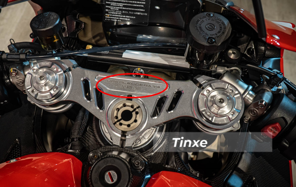 Người ra rất hay thấy con số 405 được d&aacute;n bằng đề-can v&agrave; xuất hiện tr&ecirc;n si&ecirc;u phẩm thần gi&oacute; Pagani Huayra, Mercedes-AMG G63 Edition One c&ugrave;ng rất nhiều xe &ocirc; t&ocirc; kh&aacute;c của Minh Nhựa đang sở hữu hay từng trải nghiệm v&agrave; con số n&agrave;y cũng l&agrave; số thứ tự của si&ecirc;u m&ocirc; t&ocirc; giới hạn Ducati Superleggera V4 m&agrave; Minh Nhựa mới nhận b&agrave;n giao. Nguồn gốc của con số n&agrave;y đến từ chiếc xe &ocirc; t&ocirc; đầu ti&ecirc;n m&agrave; đại gia Phạm Văn Mười sở hữu l&agrave; mẫu Peugeot 405, sau đ&oacute;, bố mẹ của Minh Nhựa đ&atilde; d&ugrave;ng con số 405 để l&agrave;m logo ch&iacute;nh cho c&ocirc;ng ty gia đ&igrave;nh để nhắc về &yacute; nghĩa 5 ch&acirc;u 4 bể.