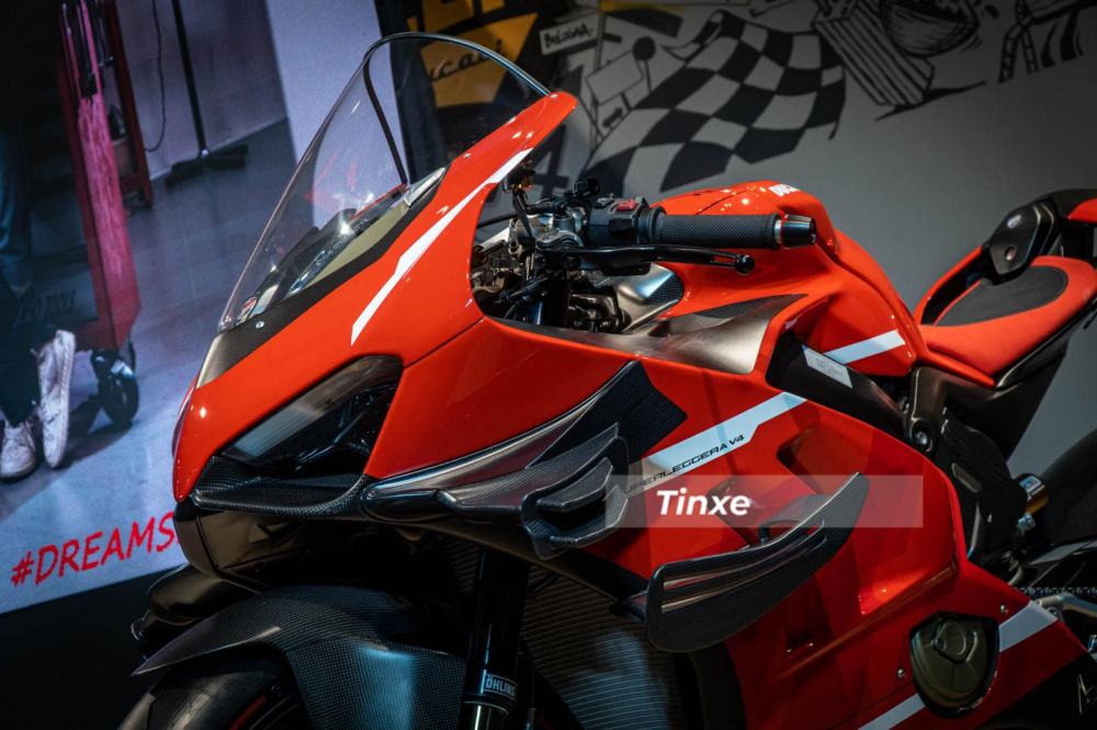  Quay trở lại với si&ecirc;u phẩm xe 2 b&aacute;nh Ducati Superleggera V4 m&agrave; Minh Nhựa mới nhận b&agrave;n giao, đ&acirc;y l&agrave; qu&aacute;i vật đỉnh nhất của h&atilde;ng xe Ducati hiện tại. N&oacute; &aacute;p dụng nhiều c&ocirc;ng nghệ xe đua, thiết kế cũng đậm chất c&aacute;c mẫu xe đua nh&agrave; Ducati. Nhiều chi tiết ở d&agrave;n &aacute;o xe được l&agrave;m từ sợi carbon.