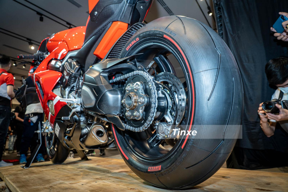 Chiếc xe Ducati Superleggera V4 của Minh Nhựa mới mua c&oacute; gi&aacute; bằng 8 chiếc xe Vespa 946 Christian Dior hiện đang rất hot tại thị trường Việt Nam. Tất nhi&ecirc;n đ&acirc;y l&agrave; c&aacute;ch t&iacute;nh theo gi&aacute; xe Vespa 946 Christian Dior ch&iacute;nh h&atilde;ng, c&ograve;n nếu theo gi&aacute; thị trường, chỉ c&oacute; thể sở hữu được khoảng 3 chiếc.
