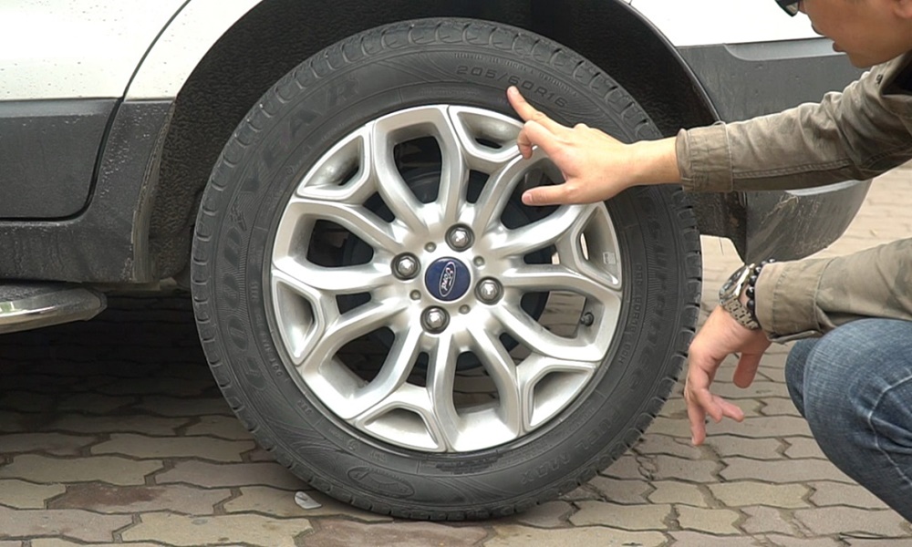 Hoa lốp không đúng là một trong những nguyên nhân khiến xe không đạt đăng kiểm.