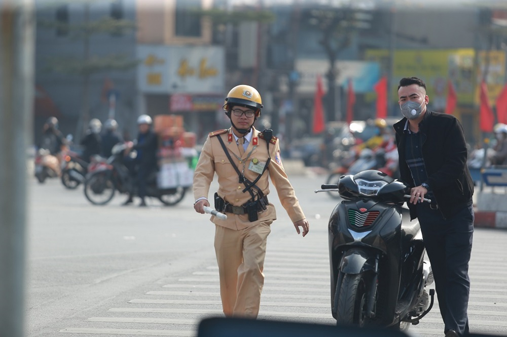 Kh&ocirc;ng đội mũ bảo hiểm sẽ bị xử phạt từ 400.000 - 600.000 đồng.