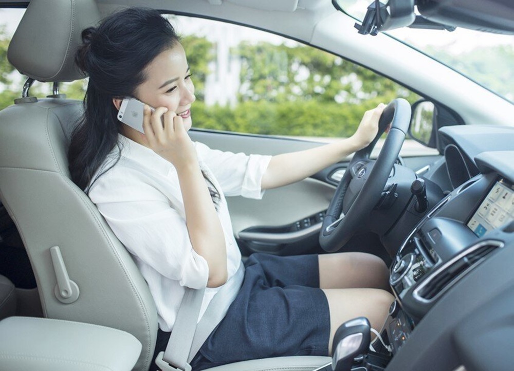 Xử phạt từ 2.000.000 - 3.000.000 đồng nếu điều khiển &ocirc; t&ocirc; sử dụng điện thoại di động