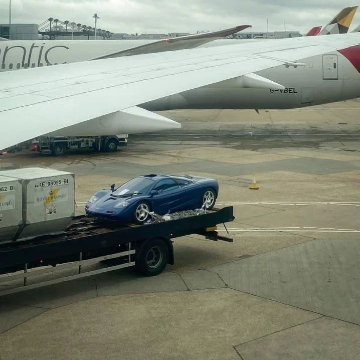 Chiếc McLaren F1 xuất hiện tại s&acirc;n bay Heathrow của Anh