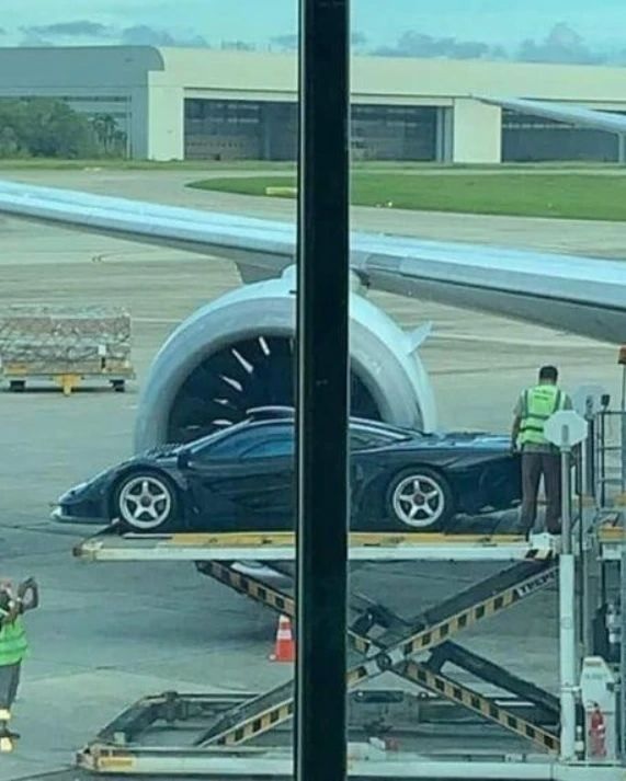 Si&ecirc;u xe McLaren F1 GT si&ecirc;u hiếm của Quốc vương Brunei l&ecirc;n m&aacute;y bay sang Anh để bảo dưỡng