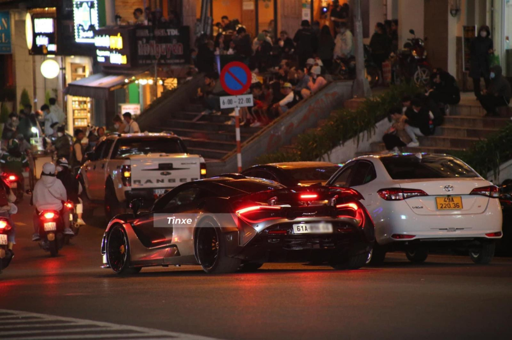 Chiếc si&ecirc;u xe McLaren 720S chậm r&atilde;i di chuyển qua c&aacute;c con đường tại th&agrave;nh phố Đ&agrave; Lạt