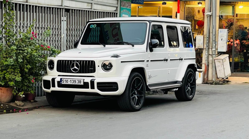 Mercedes-AMG G63 của Hiền Hồ đỗ tr&ecirc;n 1 con đường của Th&agrave;nh phố Thủ Đức, cụ thể l&agrave; đường khu nh&agrave; gi&agrave;u tại quận 2