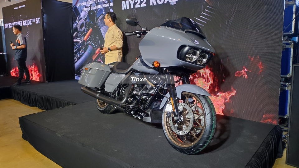 Harley-Davidson Road Glide ST 2022 cũng c&oacute; gi&aacute; b&aacute;n tương tự với xe m&agrave;u x&aacute;m l&ecirc;n đến 1,239 tỷ đồng