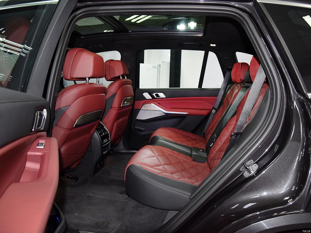 H&agrave;ng ghế sau rộng r&atilde;i của BMW X5 Li 2022
