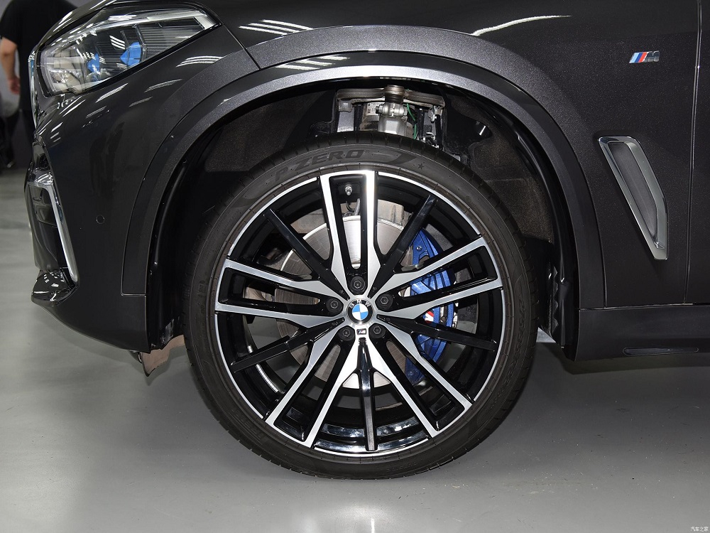 C&ugrave;m phanh m&agrave;u xanh dương của BMW X5 Li 2022