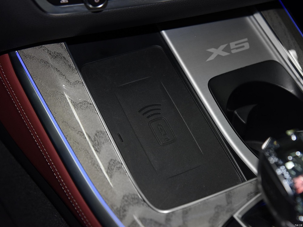 Khay sạc điện thoại th&ocirc;ng minh của BMW X5 Li 2022