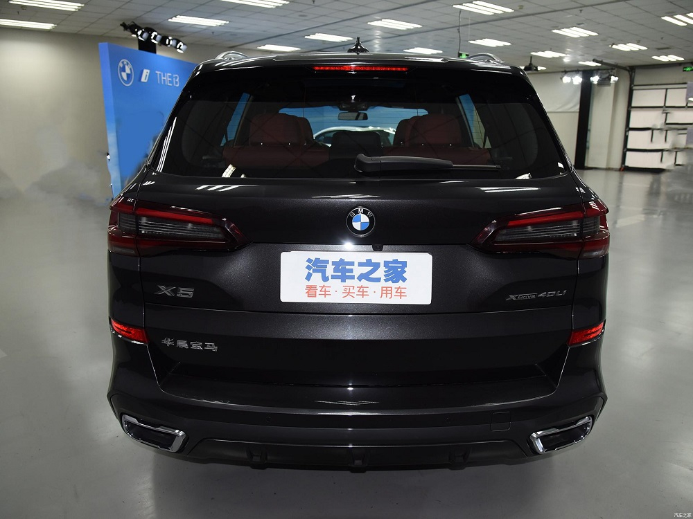 Thiết kế đằng sau của BMW X5 Li 2022 giống với X5 th&ocirc;ng thường