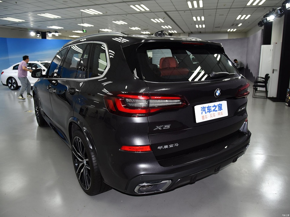 Gầm của BMW X5 Li 2022 c&oacute; thể n&acirc;ng cao hoặc hạ thấp theo &yacute; muốn của người l&aacute;i
