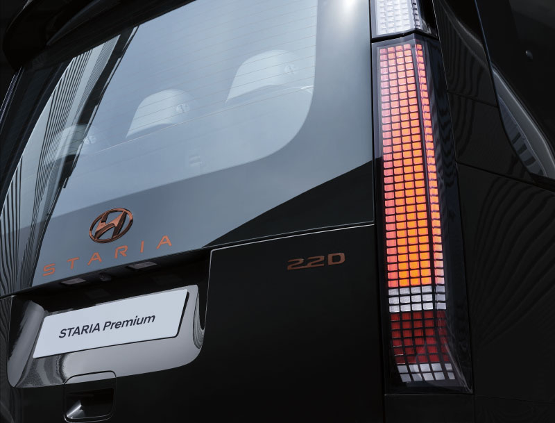 Đ&egrave;n hậu nằm dọc với thiết kế điểm ảnh của Hyundai Staria Premium 2022