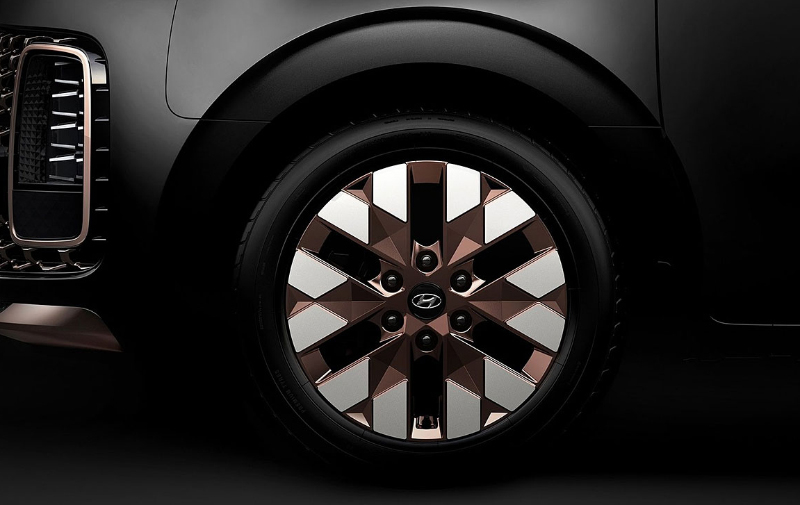 V&agrave;nh la-zăng 18 inch phối 2 m&agrave;u của Hyundai Staria Premium 2022