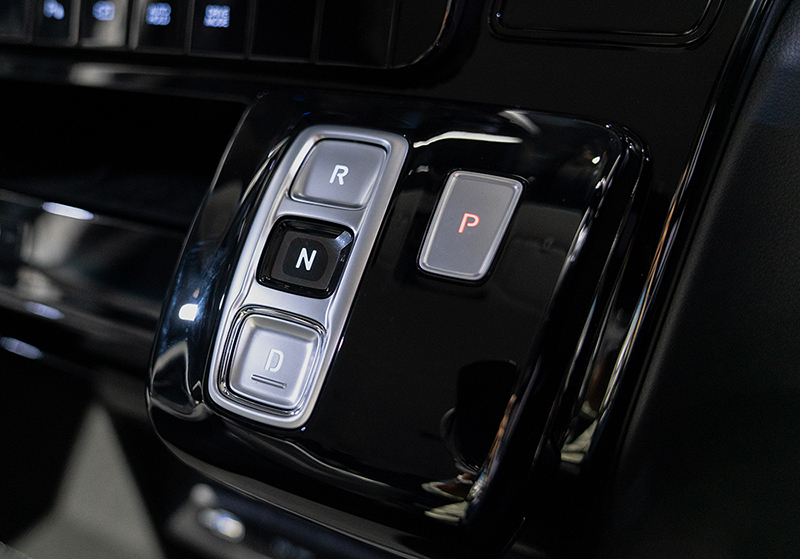 N&uacute;t bấm chuyển số của Hyundai Staria Premium 2022
