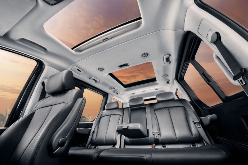 H&agrave;ng ghế thứ hai của Hyundai Staria Premium 2022 c&oacute; th&ecirc;m bệ t&igrave; tay trung t&acirc;m