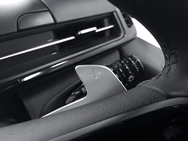 Lẫy chuyển số thể thao sau v&ocirc; lăng của Hyundai Staria Premium 2022