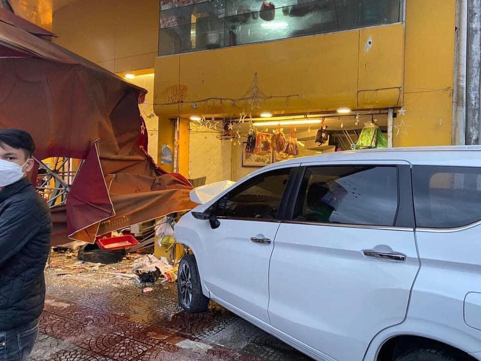 Chiếc &ocirc; t&ocirc; Mitsubishi Xpander vỡ n&aacute;t đầu xe