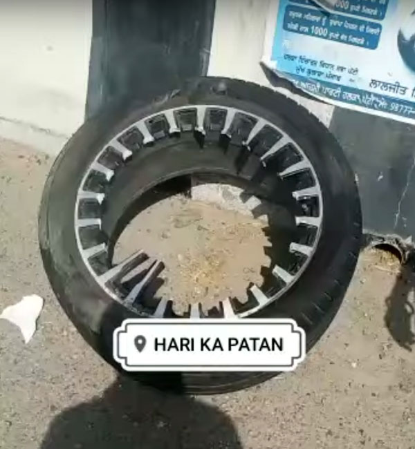 1 b&aacute;nh xe của chiếc Toyota Fortuner bị g&atilde;y v&agrave;nh