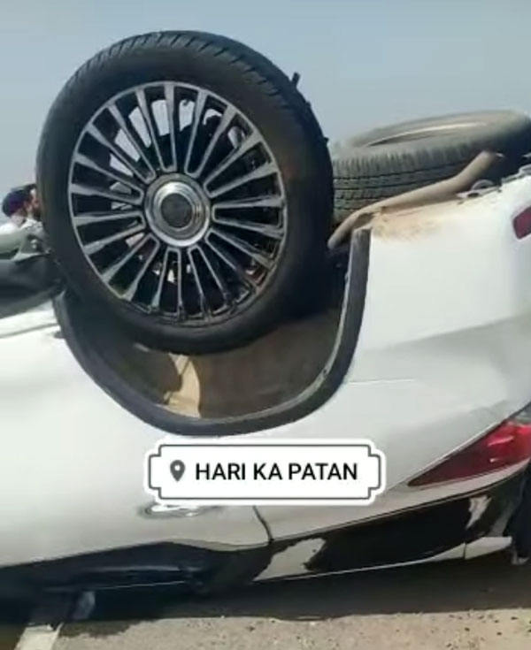 Chiếc Toyota Fortuner n&agrave;y d&ugrave;ng v&agrave;nh rởm, kh&ocirc;ng thương hiệu