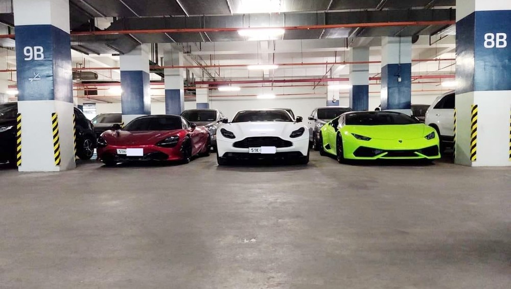 Chiếc xe thể thao hạng sang Aston Martin DB11 V8 m&agrave;u trắng l&uacute;c c&ograve;n chung nh&agrave; với McLaren 720S Spider v&agrave; Lamborghini Huracan LP610-4