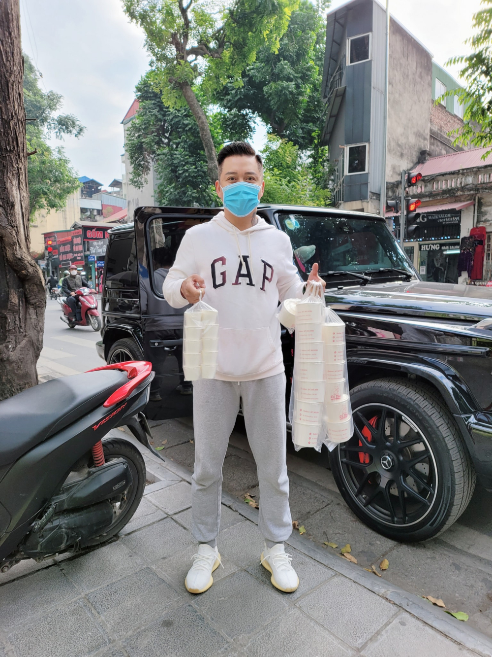 Tuấn Hưng lúc còn bên cạnh xe Mercedes-AMG G63