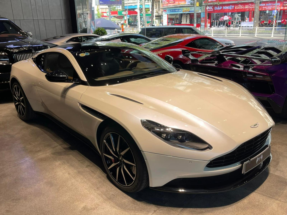 Đại gia S&agrave;i G&ograve;n b&aacute;n lại xe thể thao Aston Martin DB11 mua chưa được nửa năm