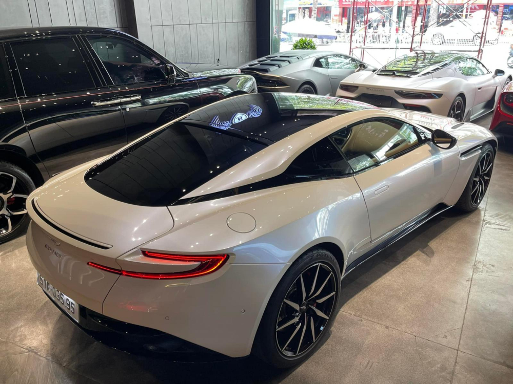 Aston Martin DB11 V8 m&agrave;u trắng Morning Frost độc nhất Việt Nam