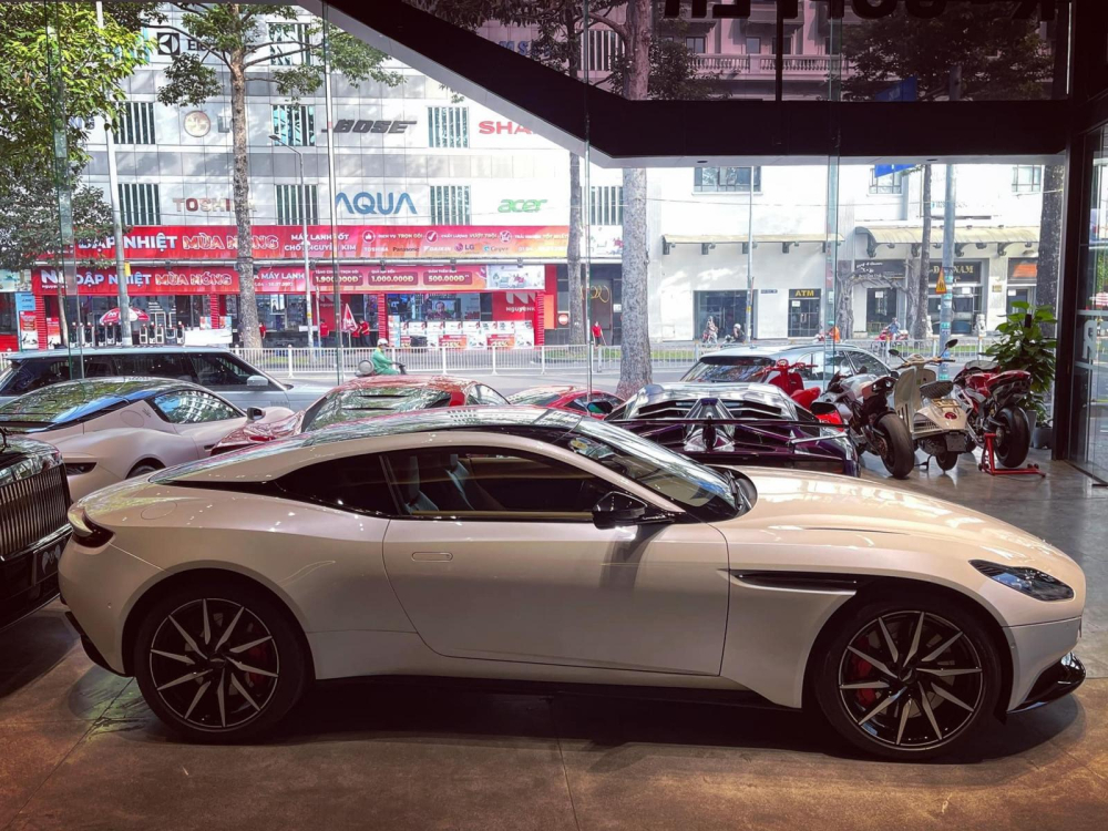 Aston Martin DB11 V8 m&agrave;u trắng xuất hiện trong garage b&aacute;n si&ecirc;u xe tại S&agrave;i th&agrave;nh