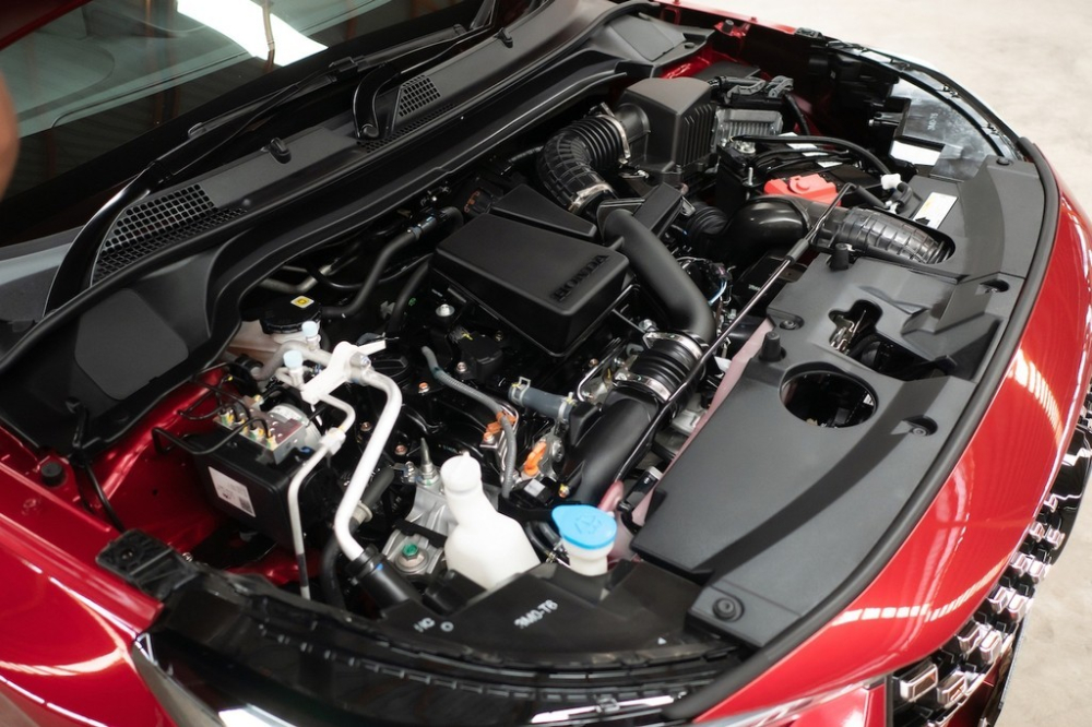 Tại thị trường quốc tế, phi&ecirc;n bản RS của Honda HR-V 2022 c&oacute; lưới tản nhiệt mạ cr&ocirc;m với thiết kế thể thao hơn 2 bản thường v&agrave; ngo&agrave;i ra cản trước/sau c&ugrave;ng nẹp th&acirc;n xe đều được sơn đen, m&acirc;m hợp kim 18 inch m&agrave;u x&aacute;m kh&oacute;i.