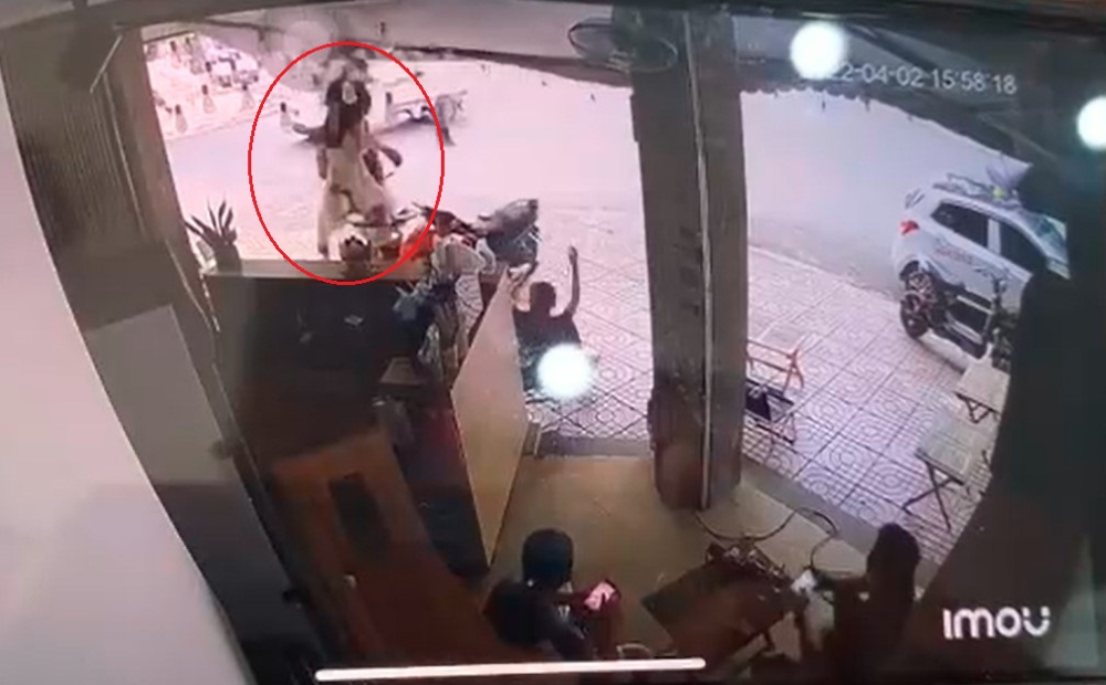 2 c&ocirc; g&aacute;i đi xe m&aacute;y bay v&agrave;o qu&aacute;n c&agrave; ph&ecirc; sau vụ tai nạn