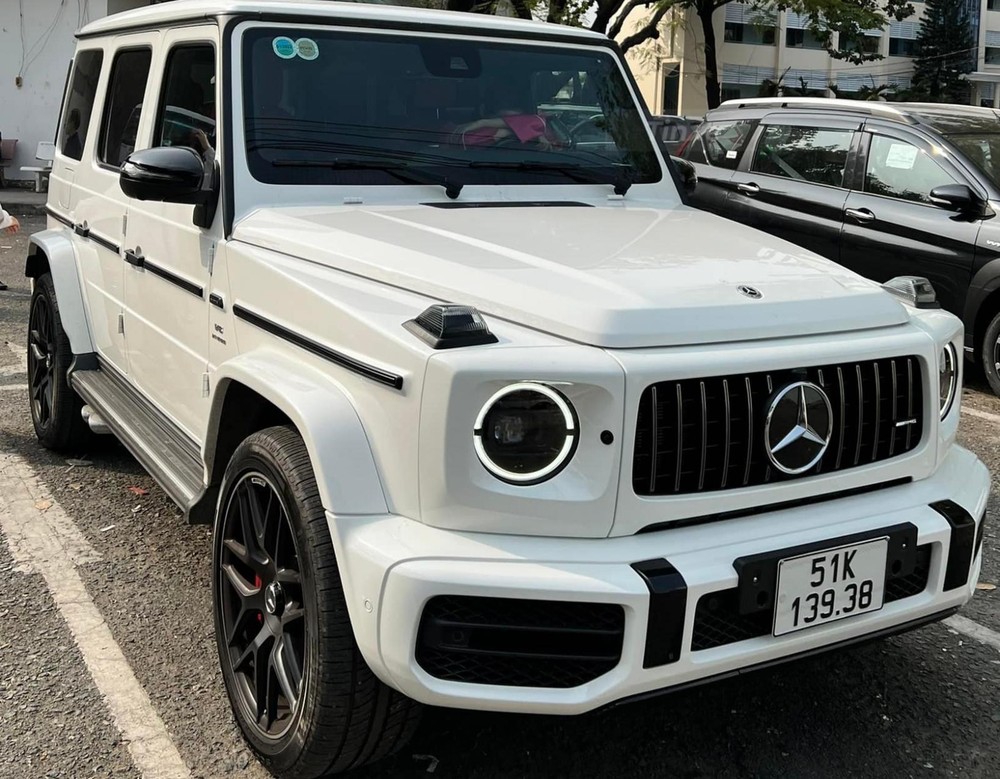 Còn đây là chứng minh nhân dân trên xe Mercedes-AMG G63 của Hiền Hồ Còn đây là chứng minh nhân dân trên xe Mercedes-AMG G63 của Hiền Hồ