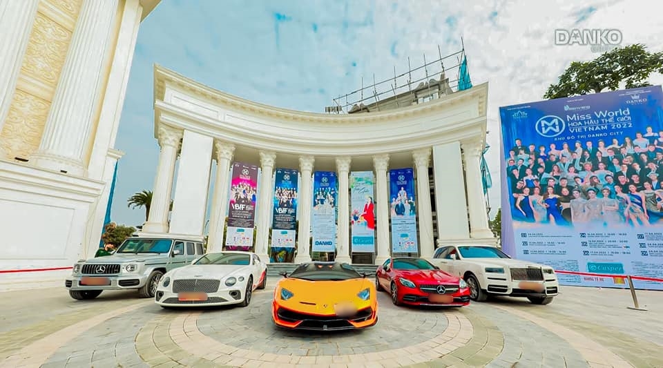 Từ trái sang là Mercedes-AMG G63 màu xám, Bentley Continental GT V8 màu trắng, 2 bên cánh gà còn lại là sự có mặt của SUV siêu sang Rolls-Royce Cullinan màu trắng, Mercedes-Benz SLC43 AMG màu đỏ và tâm điểm vẫn là Lamborghini Aventador SVJ Roadster