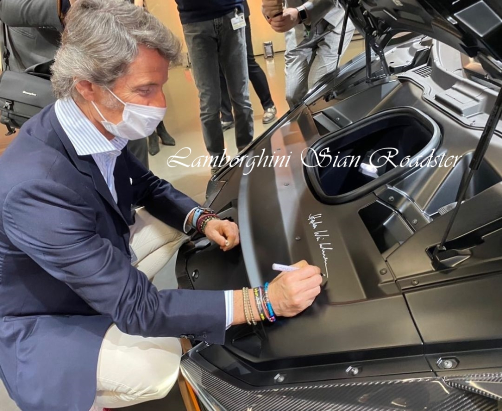 Stephan Winkelmann - CEO của Lamborghini ký tặng lên xe Lamborghini Sian Roadster của đại gia Thái Lan Stephan Winkelmann - CEO của Lamborghini ký tặng lên xe Lamborghini Sian Roadster của đại gia Thái Lan