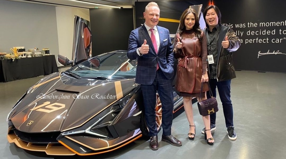 Vợ chồng doanh nhân Thái Lan cùng Lamborghini Sian Roadster Vợ chồng doanh nhân Thái Lan cùng Lamborghini Sian Roadster