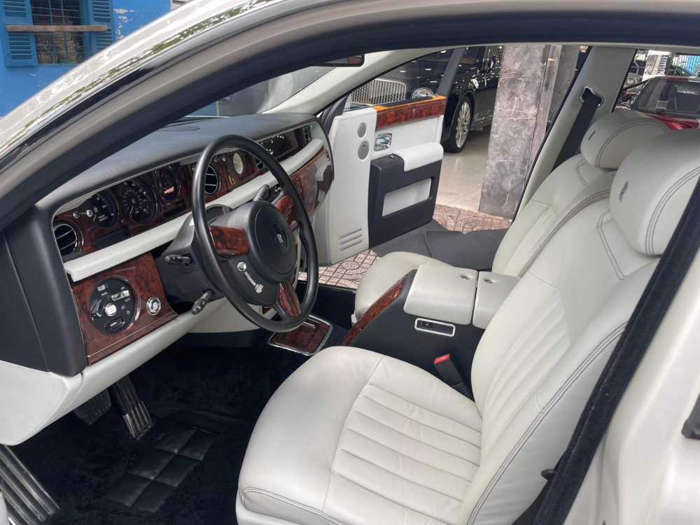 H&igrave;nh ảnh khoang l&aacute;i của xe Rolls-Royce Phantom từng được trưng b&agrave;y tại triển l&atilde;m &ocirc; t&ocirc; Los Angeles 2008