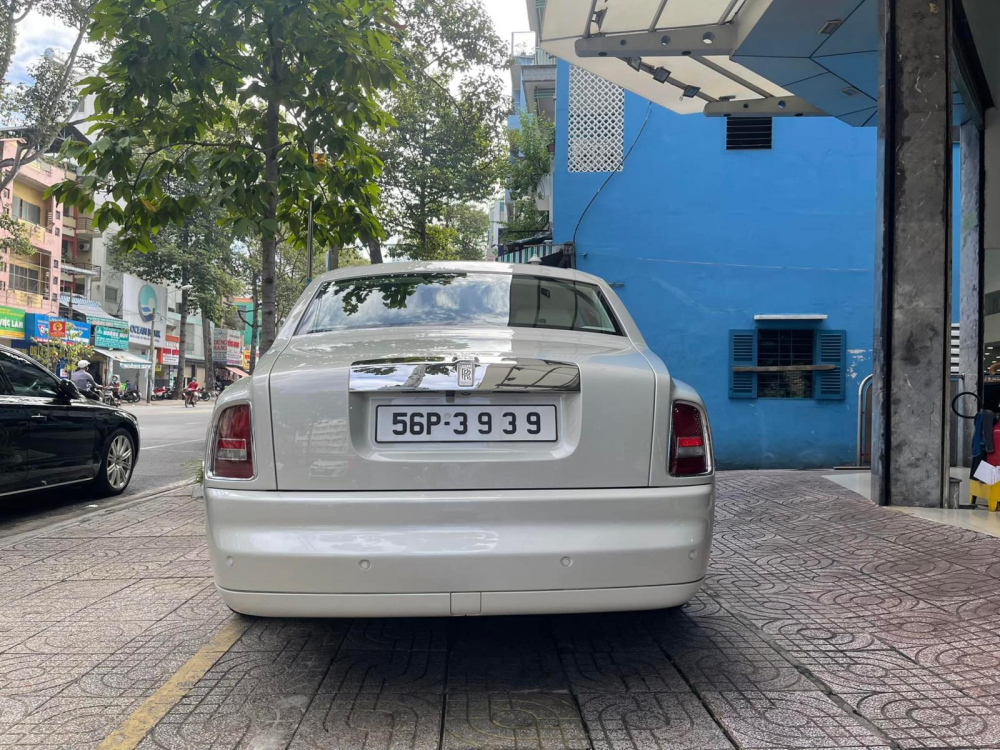 Dễ nhận thấy xe si&ecirc;u sang Rolls-Royce Phantom n&agrave;y c&oacute; biển số cặp thần t&agrave;i nhỏ