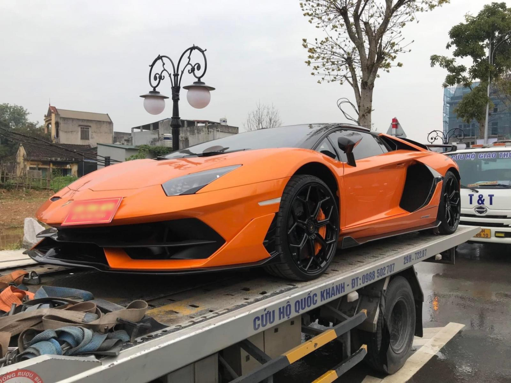 Lamborghini Aventador SVJ Roadster màu cam độc nhất Việt Nam