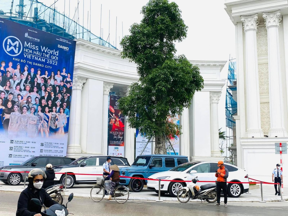 Một dàn xe SUV khác cũng được mang xuống Thái Nguyên trưng bày bao gồm Range Rover SVAutobiography 2 màu, kế đến là Mercedes-Maybach GLS600 màu trắng-đỏ, SUV hạng sang Mercedes-AMG G63 và cuối cùng là Tesla Model X