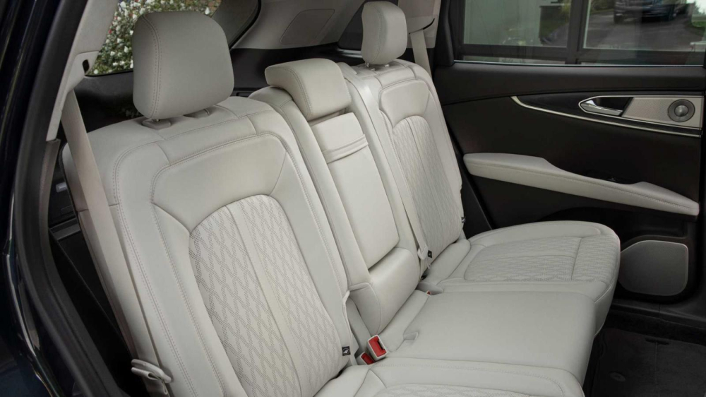 Còn đây là khoang hành khách của Lincoln Nautilus nâng cấp giữa vòng đời