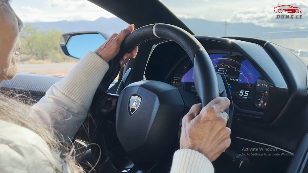 Cụ bà U80 điều khiển xe Lamborghini Aventador SVJ với tốc độ trên 90 km/h Cụ bà U80 điều khiển xe Lamborghini Aventador SVJ với tốc độ trên 90 km/h