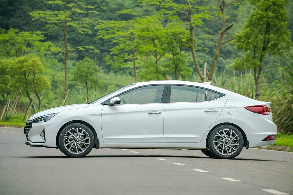 Xe sedan c&oacute; kiểu d&aacute;ng sang trọng, ph&ugrave; hợp với mục đ&iacute;ch phục vụ c&aacute; nh&acirc;n.