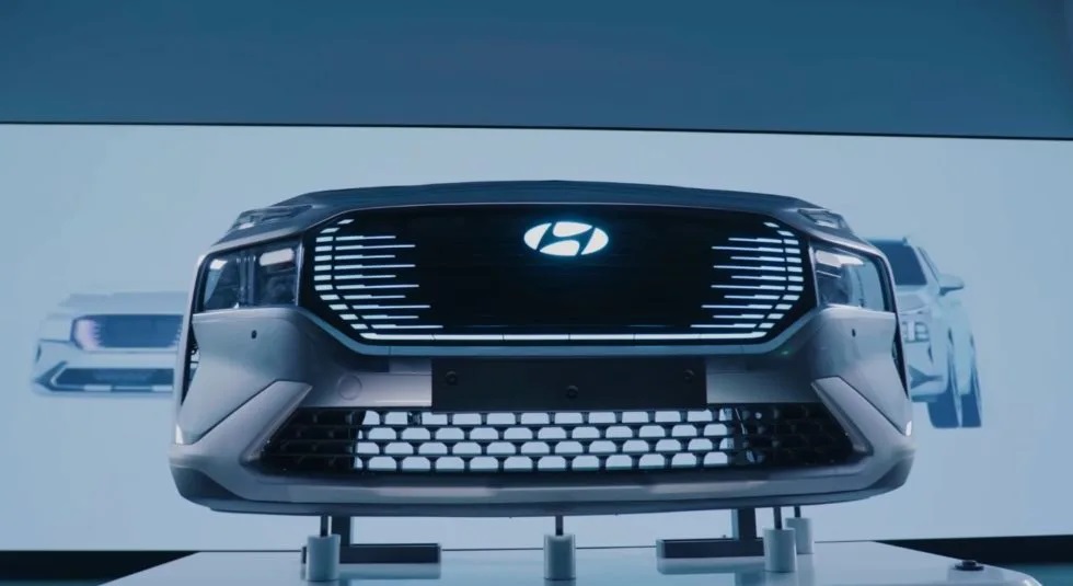 Santa Fe thế hệ thứ 5 dự kiến sẽ được &aacute;p dụng logo mới của h&atilde;ng Hyundai