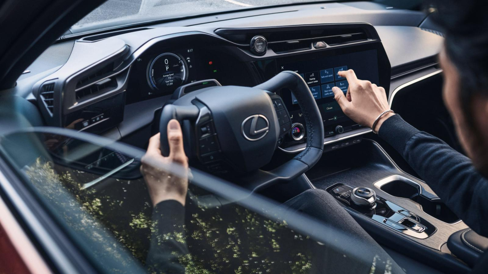 Crossover hạng sang Lexus RZ 2022 lần đầu tiên lộ nội thất với vô lăng hình chữ nhật gây tranh cãi