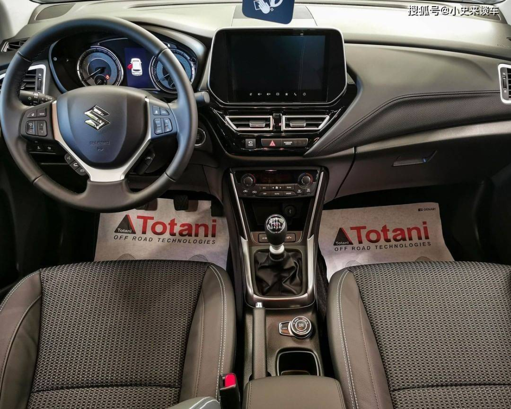 Nội thất khá đơn sơ của Suzuki SX4 S-Cross 2022