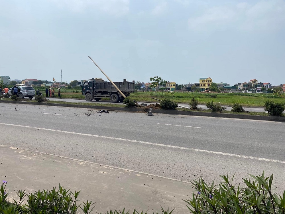 Cột điện tr&ecirc;n dải ph&acirc;n c&aacute;ch bị g&atilde;y đổ