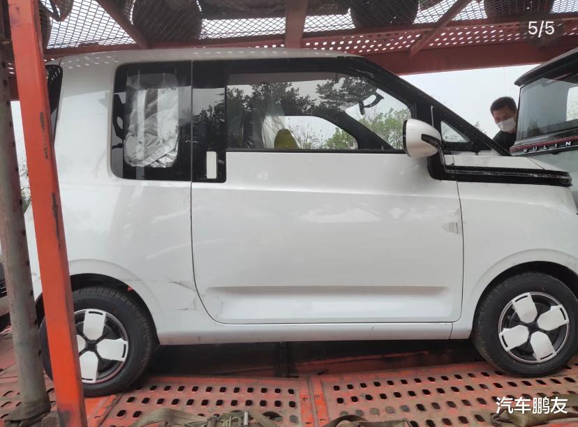 Wuling AirEV nhìn từ bên sườn